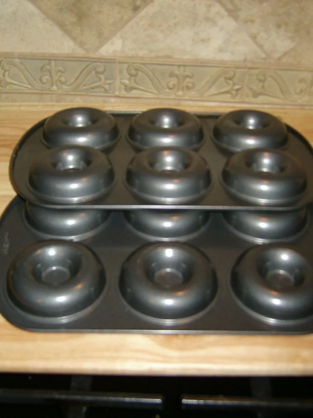 Wilton Set of 2 Doughnut Baking Pans, VGUC